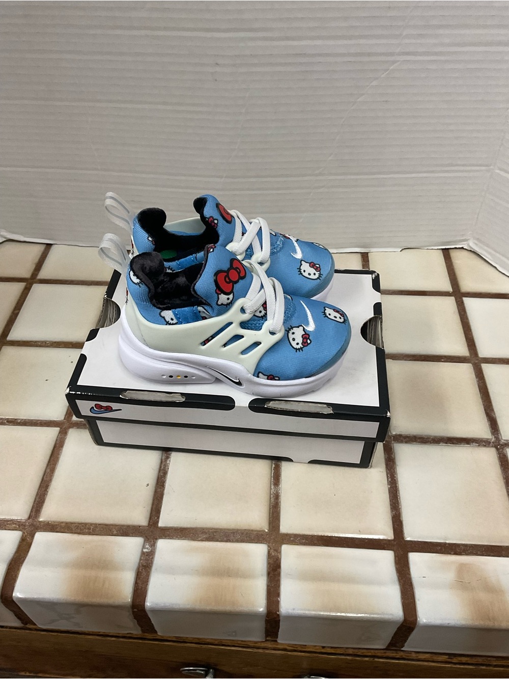 Nike Air Presto “Hello Kitty” Print Kids Sneakers - Picture 5 of 15